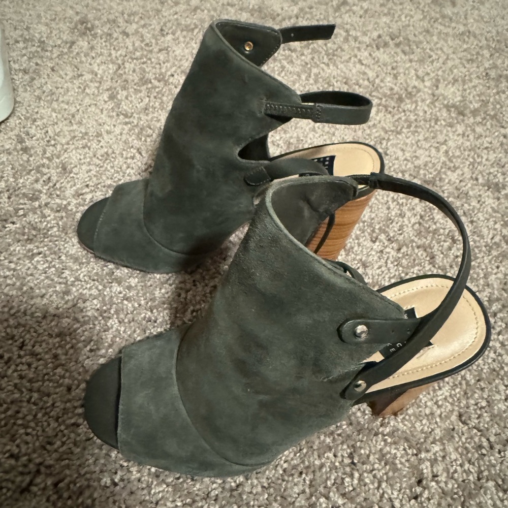 White House Black Market Ivy Suede
Bootie